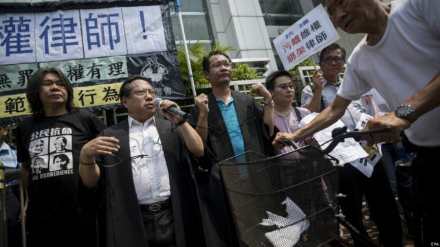 香港泛民主派政治人物在中联办外集会声援被捕律师（12/7/2015）