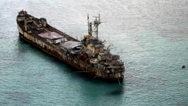 菲律賓於1999年把海軍坦克運輸艦「馬德雷山脈號」擱淺於仁愛礁以宣示主權