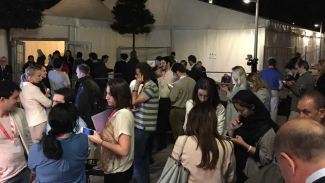 Развитие событий вокруг договоренности по Ирану освещают десятки журналистов