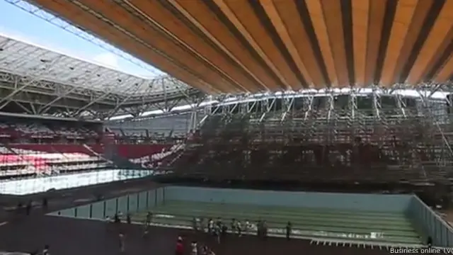 ے میدان میں 50 میٹر طویل دو تیراکی کے دو تالاب، ایک عارضی چھت اور 11 ہزار شائقین کے بیٹھنے کے لیے پلیٹ فارم تعمیر کیے جا رہے ہیں