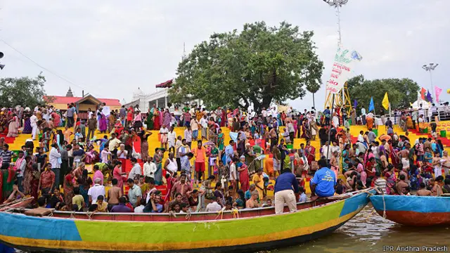 گوداوری پشکرم میلہ 144 برس کے وقفے کے بعد منعقد ہوتا ہے اور یاتریوں کا خیال ہے کہ اس موقعے پر دریا میں نہانے سے ان کے گناہ دھل جاتے ہیں