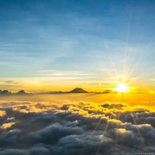 7. Novem J. Hosea Lawalata gemar mendaki gunung, dan secara emosional dia sangat senang dengan Merbabu di Yogyakarta.
