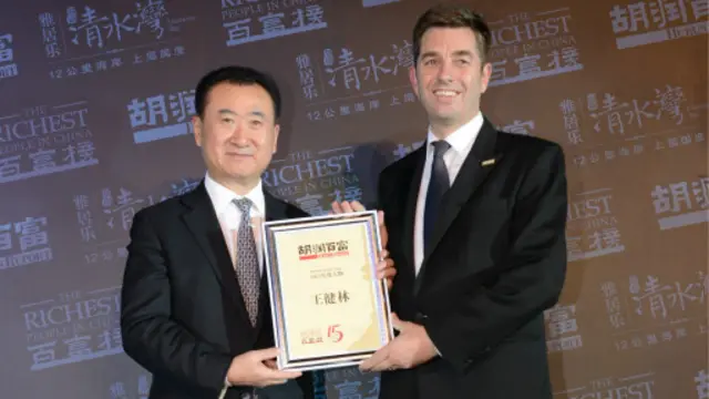 胡润为万达地产董事长王健林颁发”2013年度人物'。