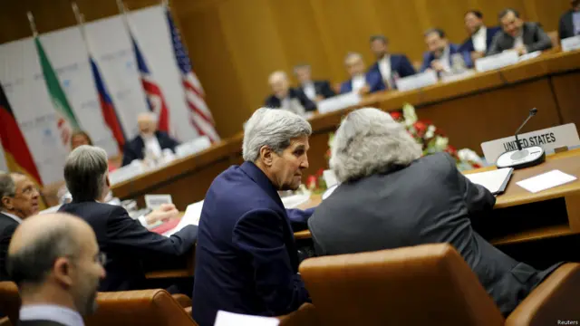 جان کری در حال صحبت با وزیر انرژی آمریکا در جلسه ای که در مقر سازمان ملل در وین برگزار شده است. گزارش شده که جلسه کمیته سیاست خارجی مجلس نمایندگان آمریکا برای استماع گزارش‌ مربوط به توافق هسته‌ای با ایران روز سه شنبه برگزار می‌شود.
