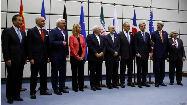 ایران و شش قدرت جهانی پس از ده سال مذاکره درباره برنامه هسته ای ایران، سرانجام در روز ۱۴ ژوئیه در وین به توافق دست یافتند. از چپ به راست: وانگ ایی وزیر خارجه چین، لوران فابیوس وزیر خارجه فرانسه، فرانک-والتر اشتان‌مایر وزیر خارجه آلمان، فدریکا موگرینی مسئول روابط خارجی اتحادیه اروپا، محمد جواد ظریف وزیر خارجه ایران، علی اکبر صالحی رئیس سازمان انرژی اتمی ایران، سرگئی لاوروف وزیر خارجه روسیه، فیلیپ هموند وزیر خارجه بریتانیا، جان کری وزیر خارجه آمریکا و ارنست مونیز وزیر انرژی آمریکا.