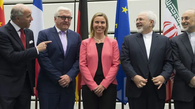 ایران اور چھ عالمی قوتوں امریکہ، برطانیہ، فرانس، روس، جین اور جرمنی کے درمیان ہونے والے اس معاہدے کے مطابق ایران اپنے جوہری پروگرام کو محدود کرے گا جس کے عوض اس کے خلاف پابندیوں میں بھی کمی کی جائے گی