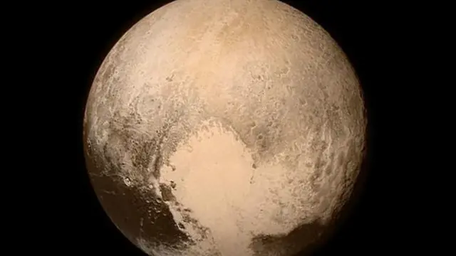 پلوٹو کی تازہ تصویر جس میں اس بونے سیارے کے جنوبی حصے میں دل کی شکل کا علاقہ نظر آ رہا ہے