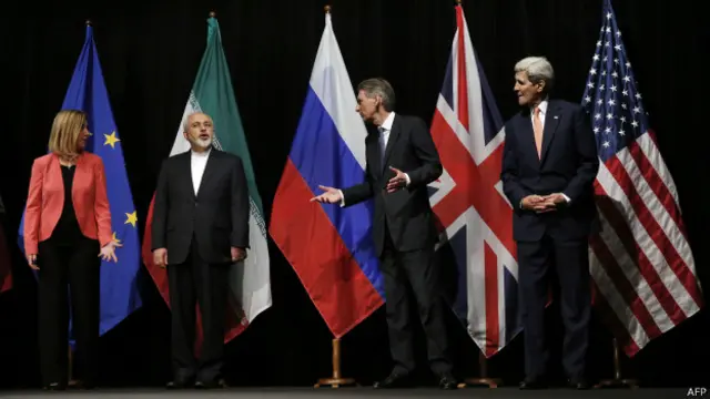 فرق توافقنامه کنونی با توافق فرضی قبل از ۸۴ در این است که اکنون جامعه مدنی ضعیف و محافظهکارتر شده است؛ بورژوازی متصل به آن، و زحمتکشانی که طی این سالها به حداقل معاش رسیدند، بسنده میکنند به این که توافق کنونی را گام بزرگی برای تحول بپندارند. اما کدام تحول؟ باید این جمله مارکس را یادآوری کرد که مهمانان دیر به ضیافت رسیدند، آنها زمانی رسیدند که شام ضیافت پایان یافته بود.