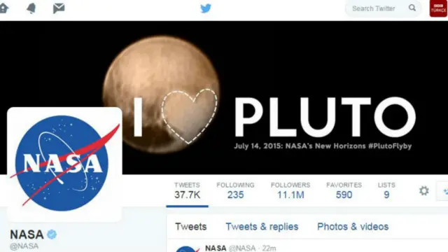 NASA'nın Twitter hesabında kapak resminde Plüton fotoğrafında görülen kalple birlikte "Plüton'u seviyorum" yazıldı. 