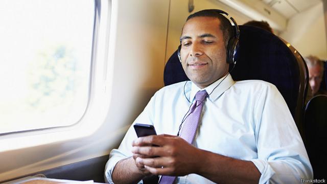Мужчина в поезде со смартфоном