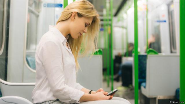 Девушка с телефоном в метро