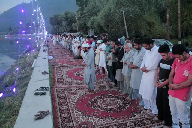 भारत प्रशासत कश्मीर स्थित डल झील के किनारे इफ़्तार पार्टी