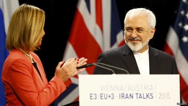 محمدجواد ظریف، وزیر امور خارجه ایران و فدریکا موگرینی، مسئول سیاست خارجی اتحادیه اروپا در یک نشست رسمی خبر توافق را اعلام کردند