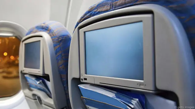 Экраны в спинках кресел