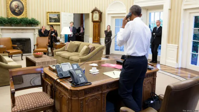 کاخ سفید تصویری از باراک اوباما، رئیس جمهور آمریکا منتشر کرده که او را در حال گفت‌وگوی تلفنی نشان می‌دهد. این عکس دوشنبه شب - یک شب پیش از اعلام رسمی توافق - گرفته شده است.