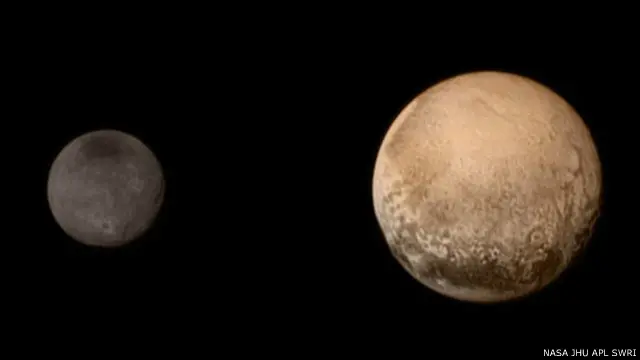 كوكب بلوتو (يمين) وقمره شارون (يسار) الأهداف الرئيسية من المهمة خلال تحليق المركبة "نيو هورايزونز".