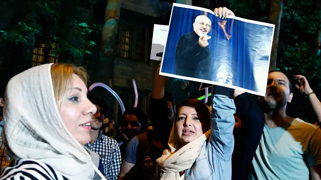 خرج الإيرانيون إلى الشوارع احتفالا بتوقيع الاتفاق.