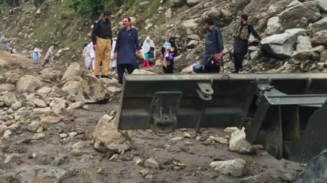 سوات آنے والے بیشتر سیاحوں کو اس وقت مایوسی کا سامنا کرنا پڑتا ہے جب وہ اس پھتریلی اور ناہموار سڑک سے گزر کر کالام پہنچتے ہیں