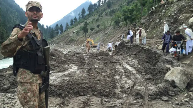 کالام کی مرکزی سڑک پانچ سال گزرنے کے باوجود بھی بدستور ٹوٹ پھوٹ اور بدحالی کا شکار ہے