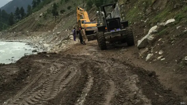 سنہ 2010 میں آنے والے سیلاب کی وجہ سے ویسے تو پوری وادی میں بڑی تباہی ہوئی تھی تاہم سب سے زیادہ نقصان وادئ کالام میں ہوا تھا جہاں کئی ہوٹل، بازار اور سڑکیں سیلابی پانی کے نذر ہوگئے تھے