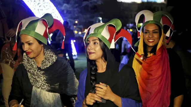 صدر حسن روحانی نے معاہدے کی تعریف کرتے ہوئے کہا کہ ’آج ہم ایک نئے مقام پر پہنچے ہیں۔ جوہری معاہدہ دنیا سے تعلقات کی نئی شروعات ہیں۔ ہم نے ہمیشہ کہا کہ ان مذاکرات میں ہار جیت نہیں ہے۔ یہ ایسے ہونے چاہیئیں جو سب کو منظور ہوں۔‘