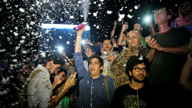 ایران کے وزیر خارجہ جواد ظریف نے کہا کہ جوہری معاہدہ ایران اور مغرب کے درمیان اچھے تعلقات کی جانب پہلا قدم ہو سکتا ہے۔ انھوں نے کہا کہ شدت پسند تنظیم دولت اسلامیہ کے خطرے سے نمٹنے کے لیے مزید تعاون کی ضرورت ہے۔