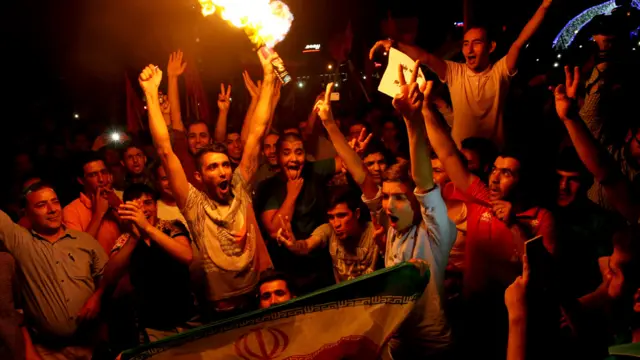 یورپی یونین کے خارجہ پالیسی کی سربراہ فیڈریکا موگیرینی کا اس موقع پر کہنا تھا کہ ’میرے خیال میں ہم سب اس فیصلے کے بارے میں جانتے ہیں جو کہ جوہری پروگرام کے بارے میں لیا جا رہا ہے لیکن یہ اس سے کہیں زیادہ ہے۔ یہ عالمی تعلقاتِ عامہ میں ایک نئے باب کا آغاز ثابت ہو سکتا ہے۔‘