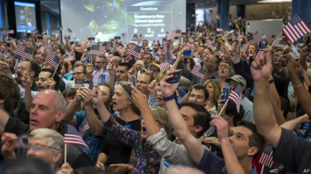 Integrantes da missão da Nasa e convidados comemoram em Maryland, nos Estados Unidos