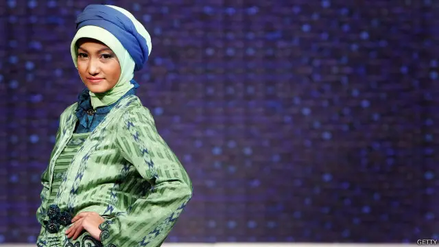 Busana Muslim yang dirancang oleh Monika Jufry.