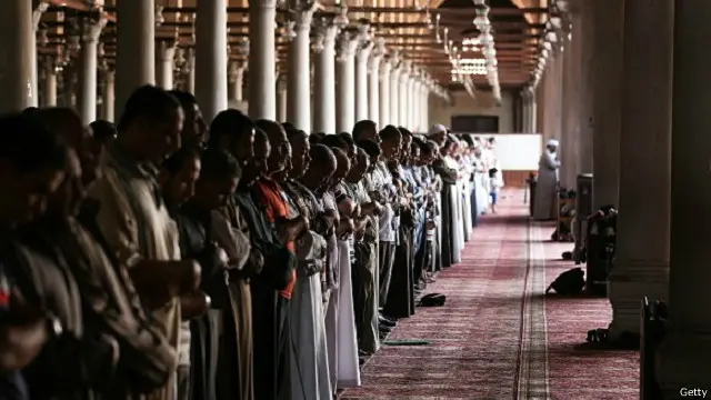 إقبال كبير يشهده مسجد عمرو بن العاص أثناء صلاة القيام في العشر الأواخر من رمضان