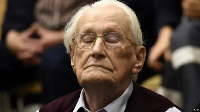 “Освенцимдин бухгалтери” деген ат менен белгилүү Гренинг нацисттик лагерде эки жыл иштеп, туткундардан конфискацияланып алынган акчаларды жана буюмдардын эсеп-кысабын жүргүзгөн.