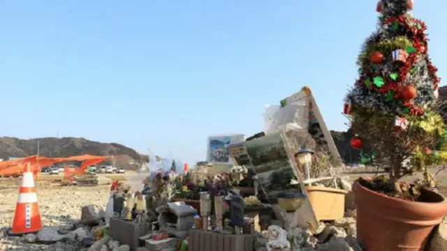 Tempat pemujaan untuk pegawai Bank 77 di Onagawa © Hiromi Tanoue