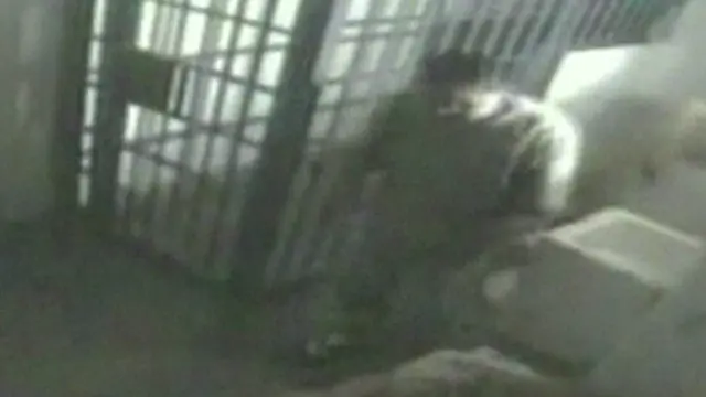 贩毒集团的首领乔昆·古斯曼是通过牢房淋浴处一个小洞越狱的