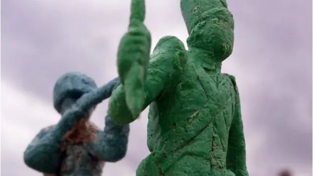 Terbawa tsunami - serdadu mainan dari plastik yang tersapu ke pesisir Hawaii (Foto: Mark Kimura dari University of Hawaii)