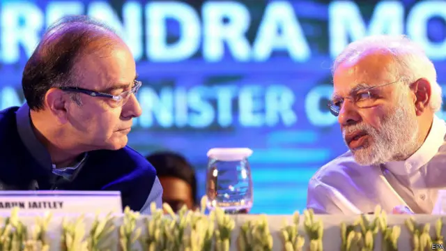 वित्त मंत्री के साथ मोदी