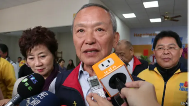 苗栗縣長徐耀昌(中)