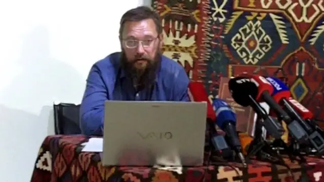 German Sterliqov ailəsini təhlükədən xilas etmək üçün Qarabağa gətirdiyini deyir. 