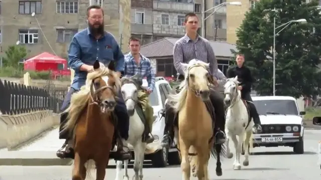 Sterliqov oğulları ilə Qarabağ əsilli Moskvalı sahibkar Levon Hayrapetyanın hədiyyə etdiyi atlarla