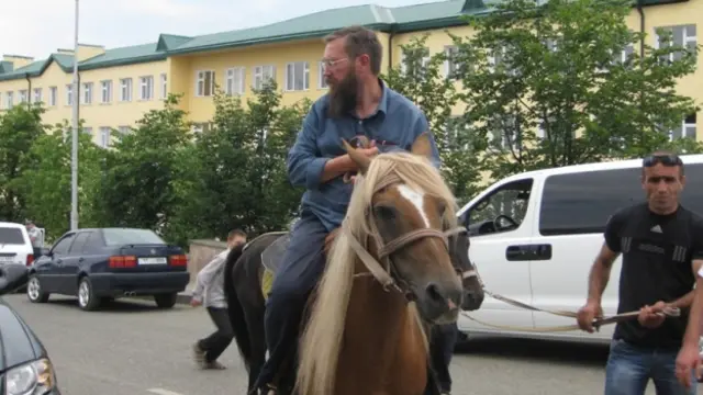 Sterliqov mətbuat konfransına da atla gəlib