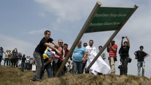 Жители сносят знак на непризнанной границе Южной Осетии