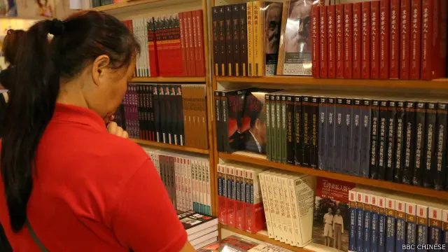 一名妇人正在浏览无法在中国出版的书籍。