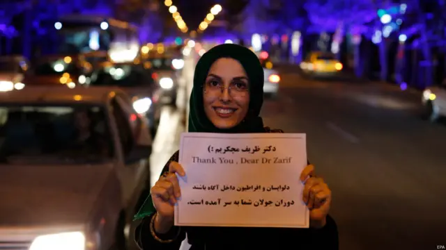 سيدة إيرانية توجه رسالة شكر وامتنان لوزير الخارجية محمد جواد ظريف، الذي قاد جولات المفاوضات الحاسمة الأخيرة التي تُوجت بالاتفاق.