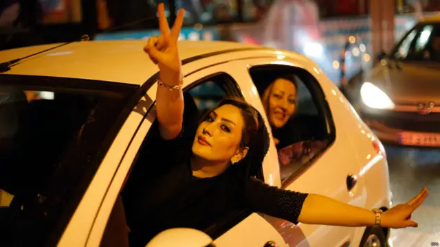 الإيرانيون يعدون التوقيع على الاتفاق أيضا انتصارا لفرق التفاوض الإيراني. 