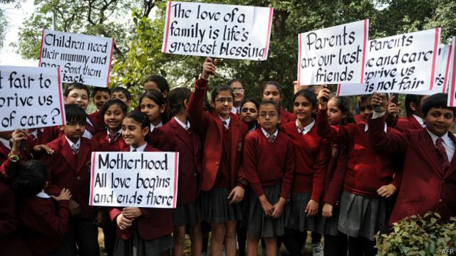 Демонстрация школьников в поддержку Бхаттачарья 