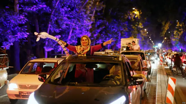 سيدة إيرانية تحتفل بالاتفاق الذي يؤمل أن ينهي عقودا من العداء بين إيران والغرب. 