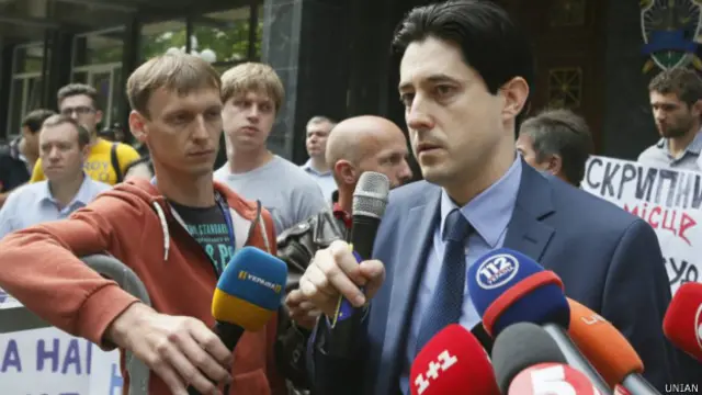 Під стінами Генеральної прокуратури активісти, з якими спілкується заступник генпрокурора Віталій Касько, вимагали припинити тиск на слідчих у справі про хабарників. 