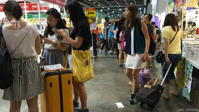今天也是人山人海，有人拿着行李箱来“采购”。