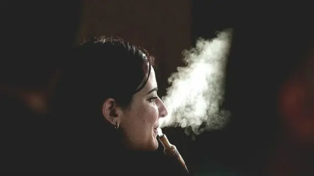 کئی مردوں نے تمباکو نوشی کرنے والی خواتین پر بے حیا اور غیر اخلاقی ہونے کے الزامات لگائے ہیں