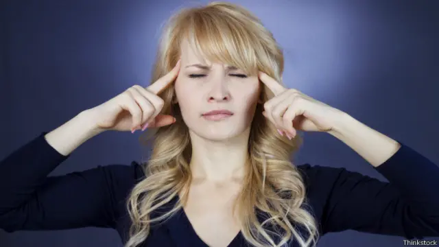 Mujer tratando de recordar