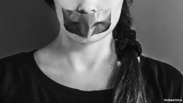 Mujer con boca tapada
